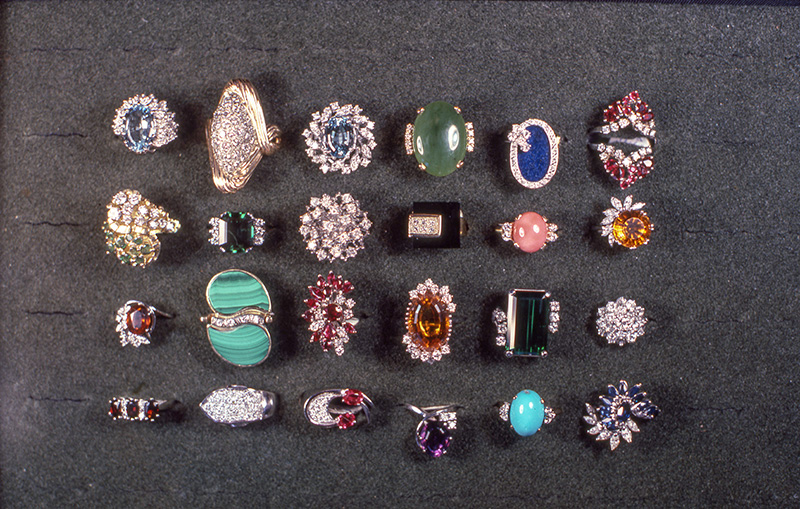 Morris Gandelman starts creating his own jewelry designs for the store